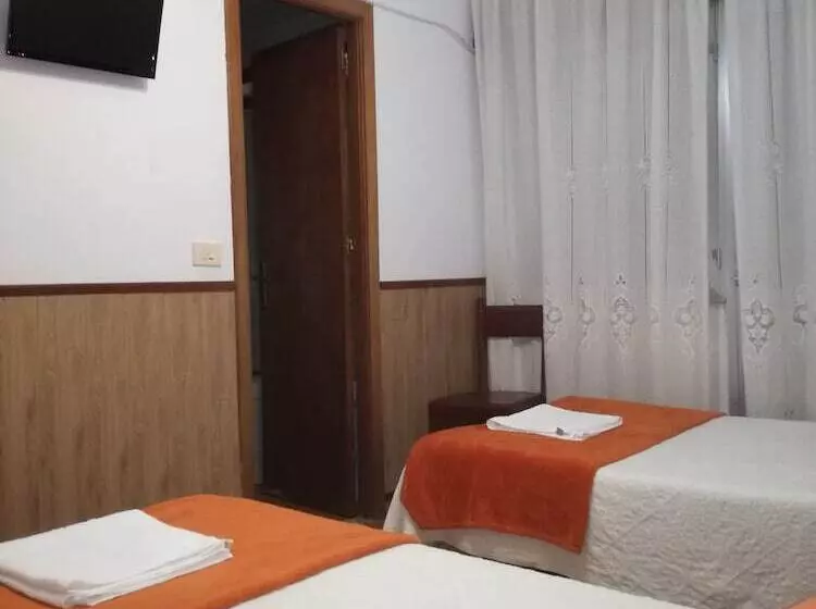 Hotelli Pensión Los Trillizos