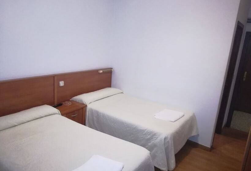 هتل Pensión Los Trillizos