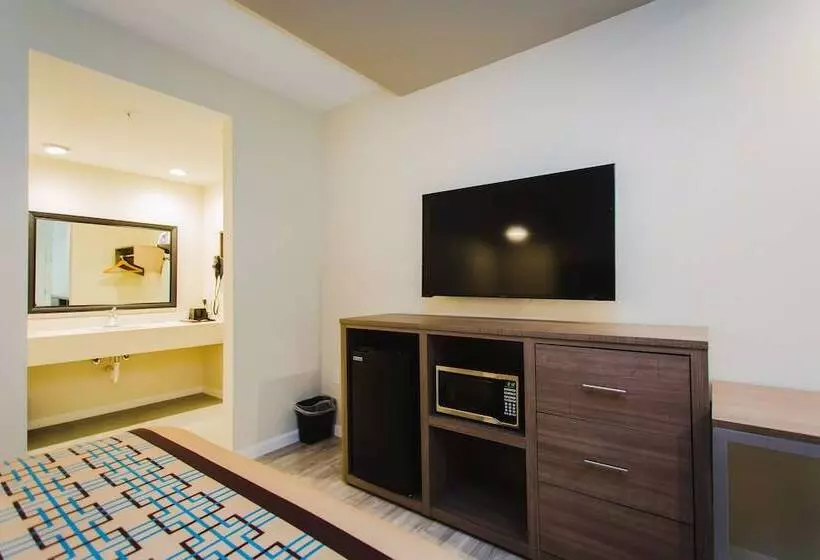 هتل Scottish Inn & Suites  Atascocita