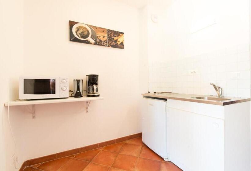 هتل Casa Vecchia Rooms + Apartments