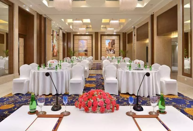 ホテル Golden Sarovar Portico Amritsar