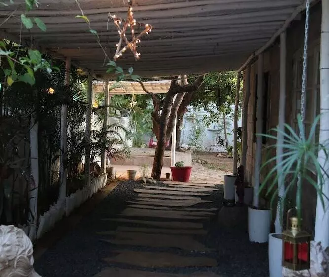 Hotelli Shantie Shakthi Vagator Resort With Swimming Pool