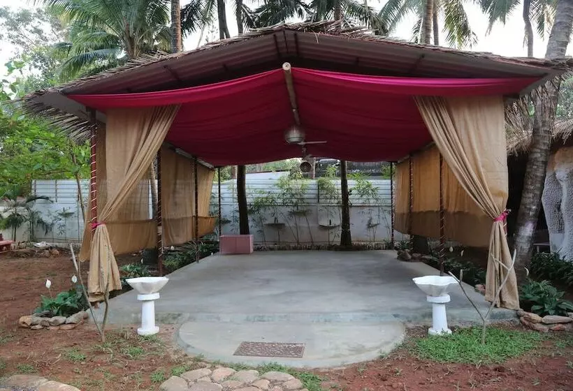 Hotelli Shantie Shakthi Vagator Resort With Swimming Pool