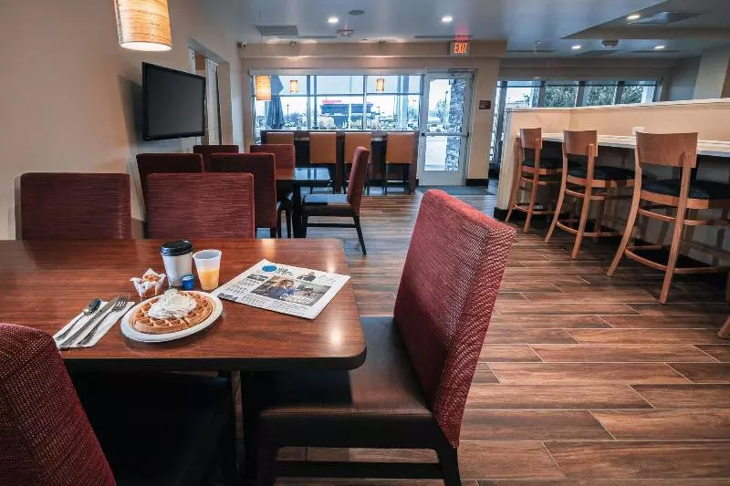 هتل Towneplace Suites By Marriott Toledo Oregon