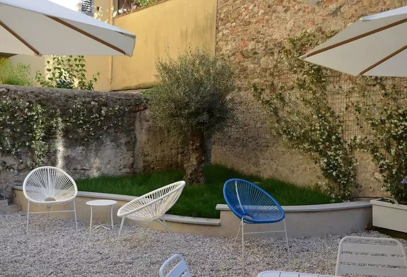 هتل Dimora 16 Rooms & Garden