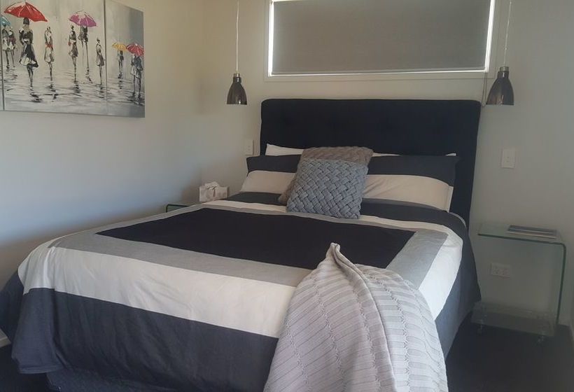 Отель Guesthouse On Queens