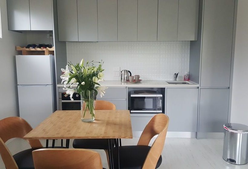 Отель Guesthouse On Queens