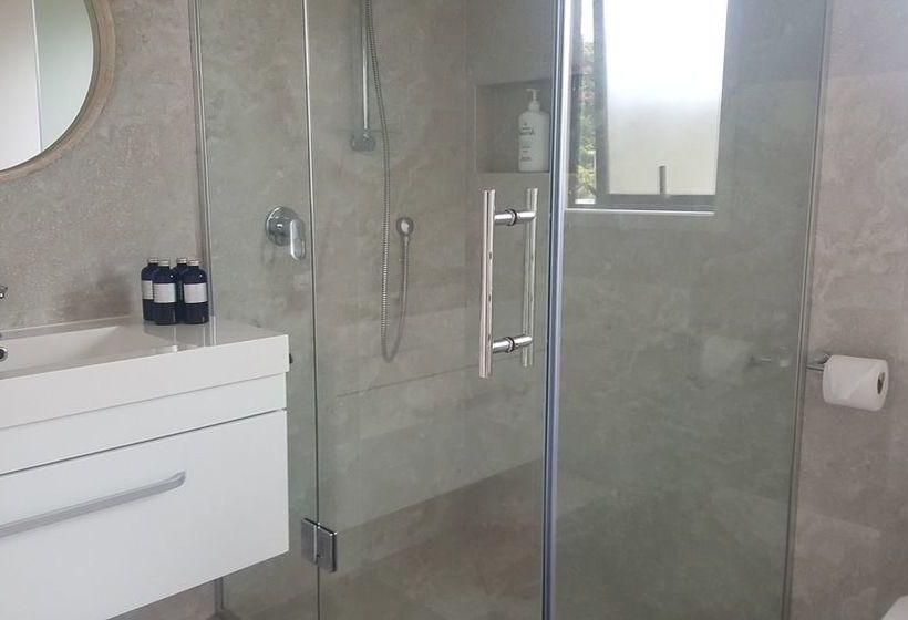 Отель Guesthouse On Queens