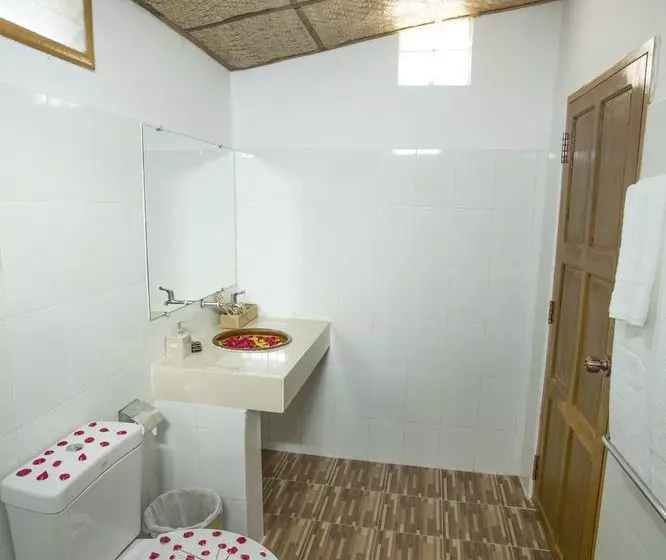 هتل Jl Lodge Ngwe Saung