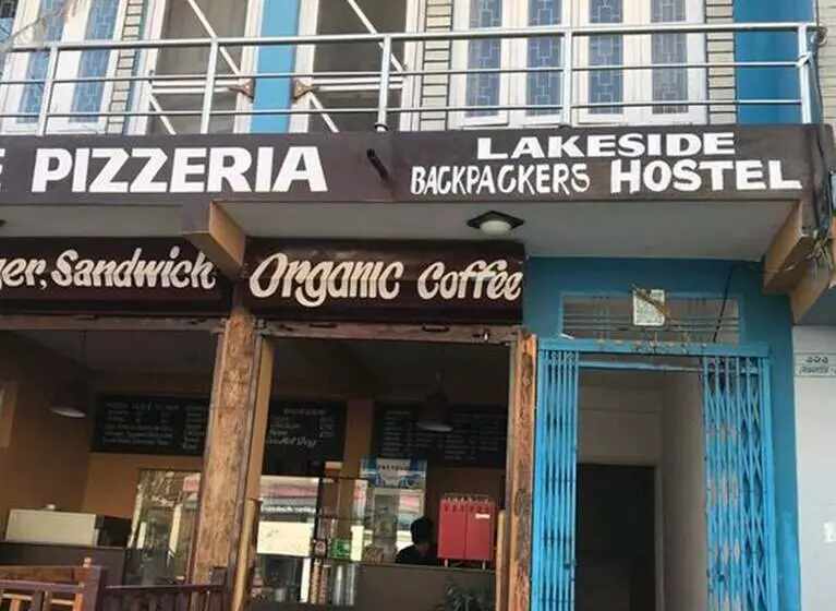 هتل Lakeside Backpackers Hostel