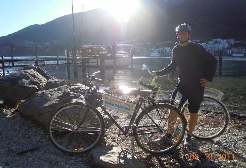 Hotelli The Flaming Kiwi Backpackers