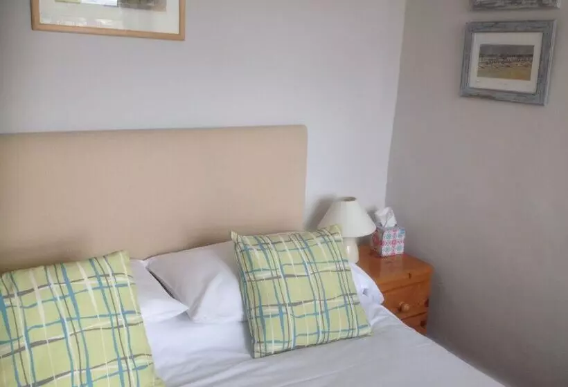 Hotelli By The Sea Bed And Breakfast