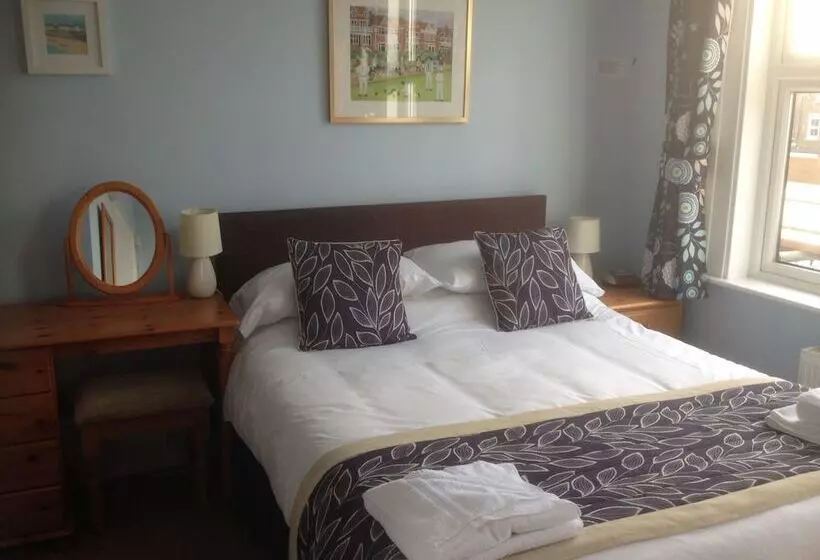 Hotelli By The Sea Bed And Breakfast