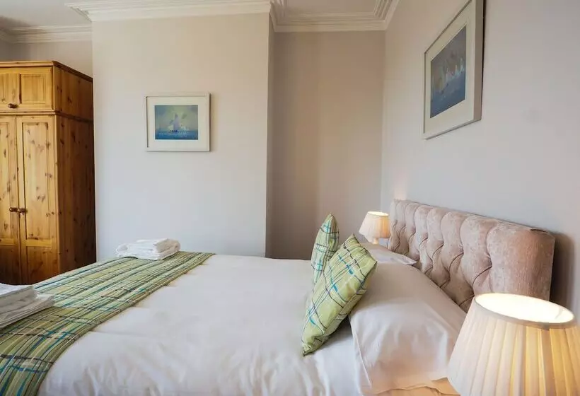 Hotelli By The Sea Bed And Breakfast