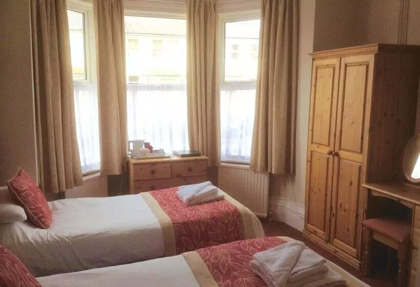 Hotelli By The Sea Bed And Breakfast