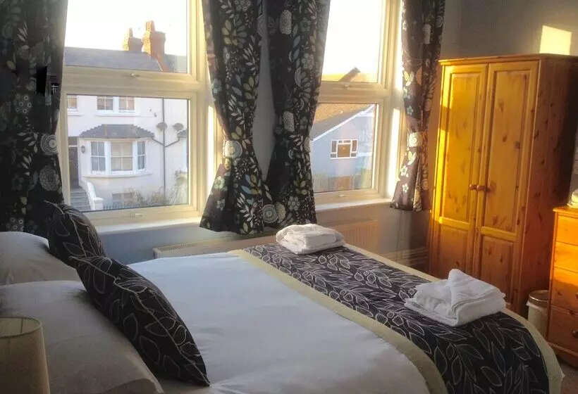 Hotelli By The Sea Bed And Breakfast