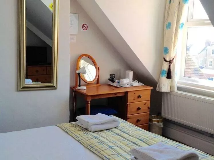 Hotelli By The Sea Bed And Breakfast