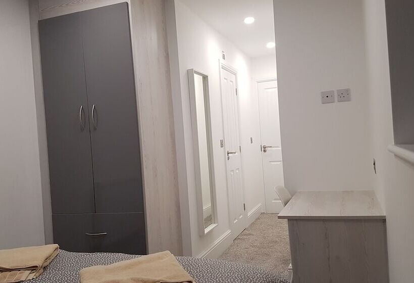 فندق Central City House