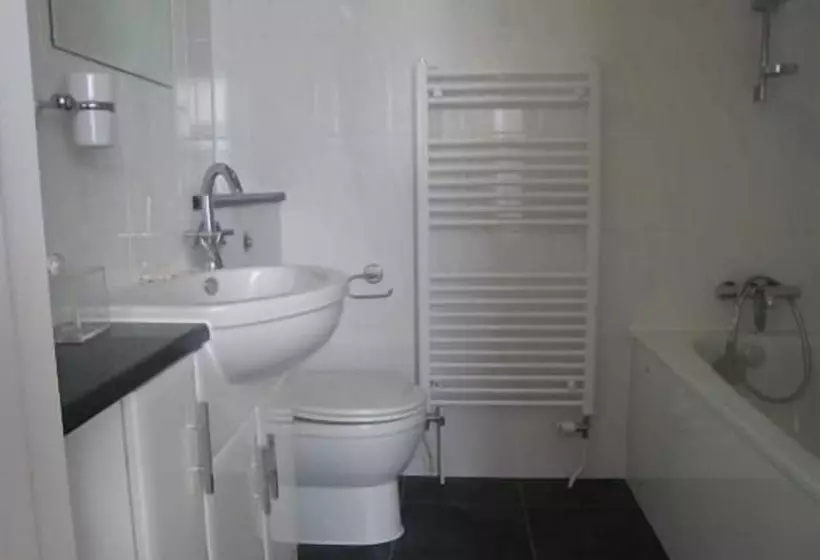 هتل Charles House   Windsor Castle