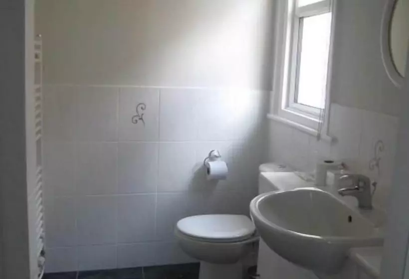 هتل Charles House   Windsor Castle