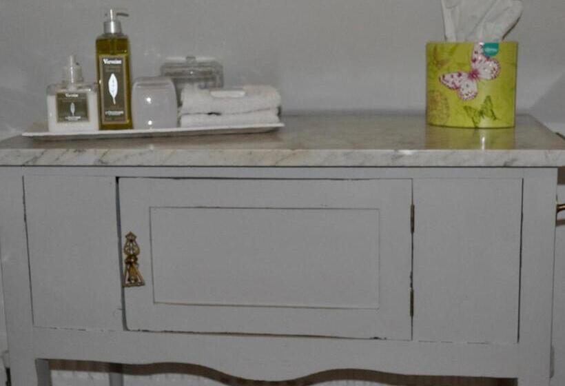 Отель Chequer Cottage