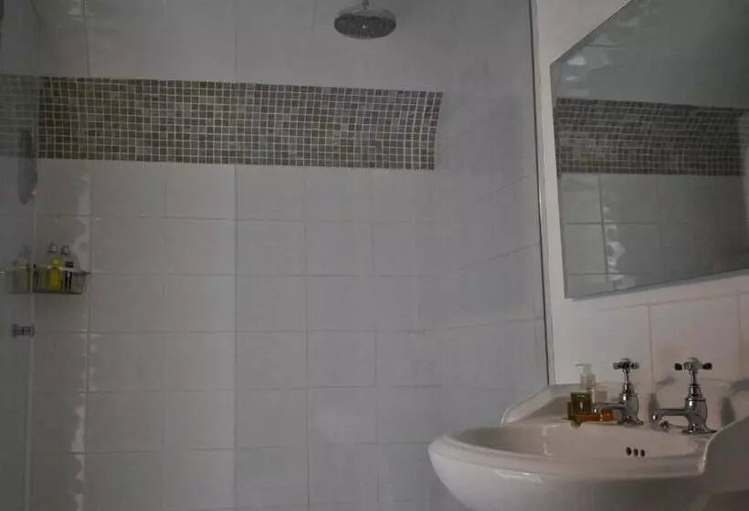 هتل Chequer Cottage