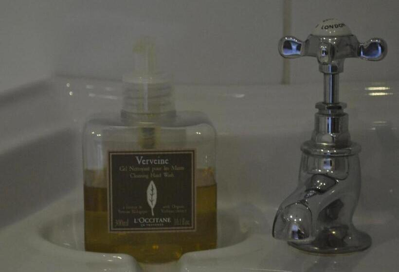 Отель Chequer Cottage