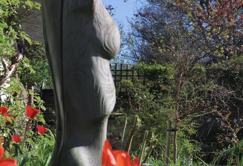 Отель Chequer Cottage