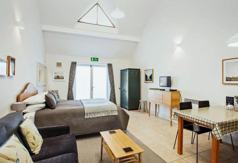 Отель Ships Mews