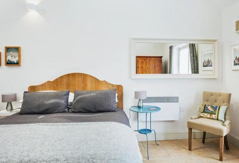 Отель Ships Mews