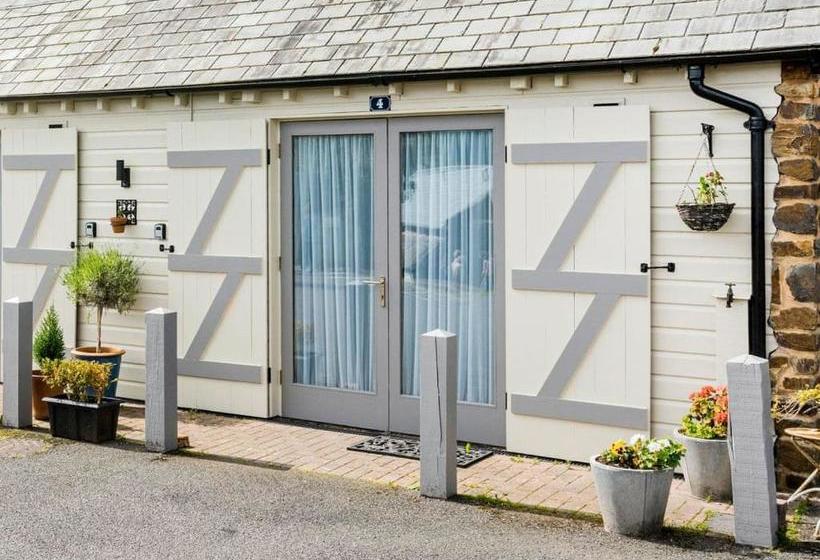 Отель Ships Mews