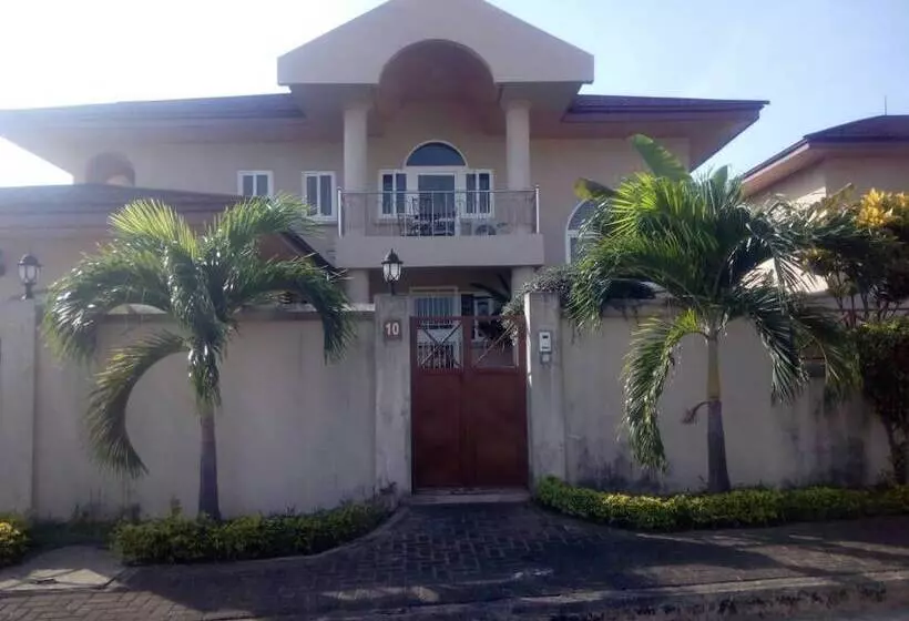 هتل The Villa 9 At Seaview Estate
