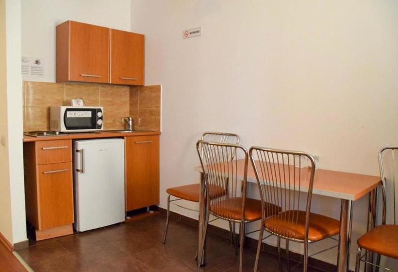 هتل West Gate Studios