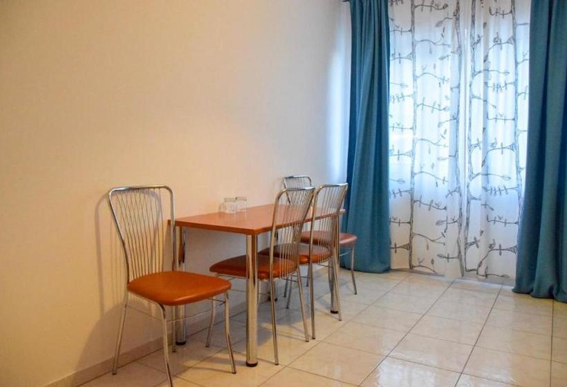 هتل West Gate Studios