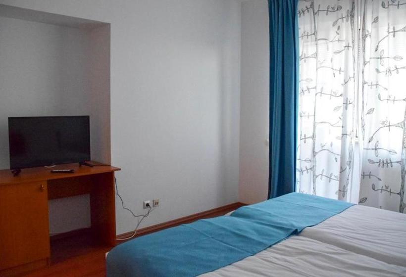 هتل West Gate Studios