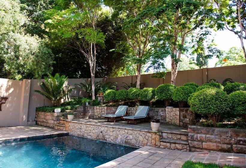 Отель 37 On Charles