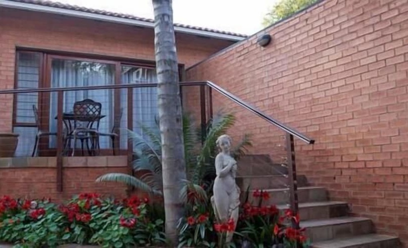 Отель 37 On Charles