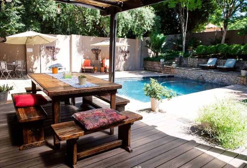 Отель 37 On Charles