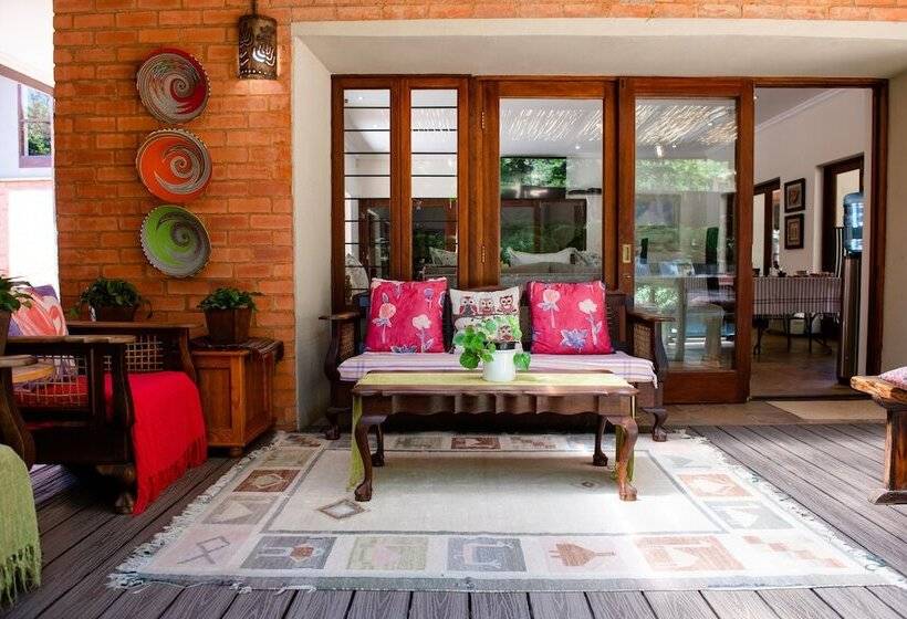 Отель 37 On Charles