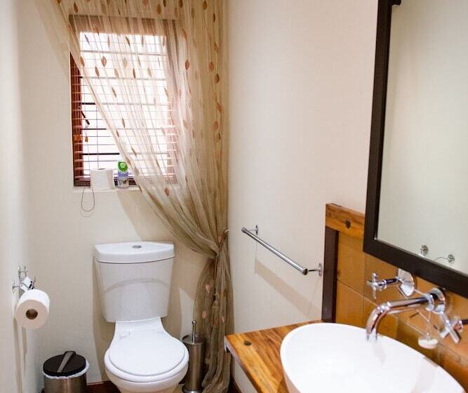 Отель 37 On Charles