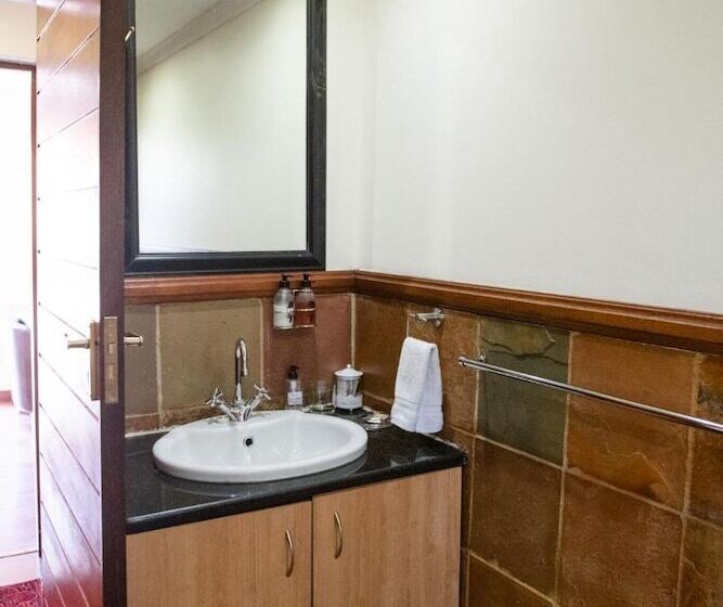 Отель 37 On Charles