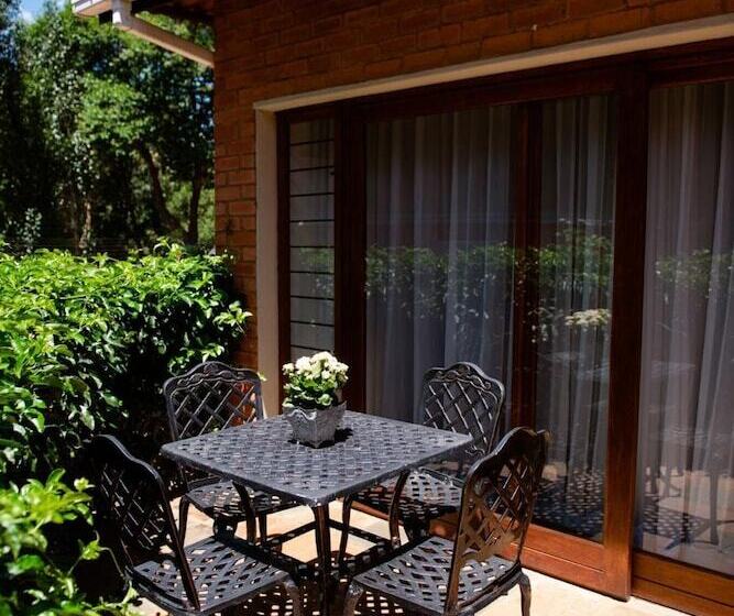 Отель 37 On Charles