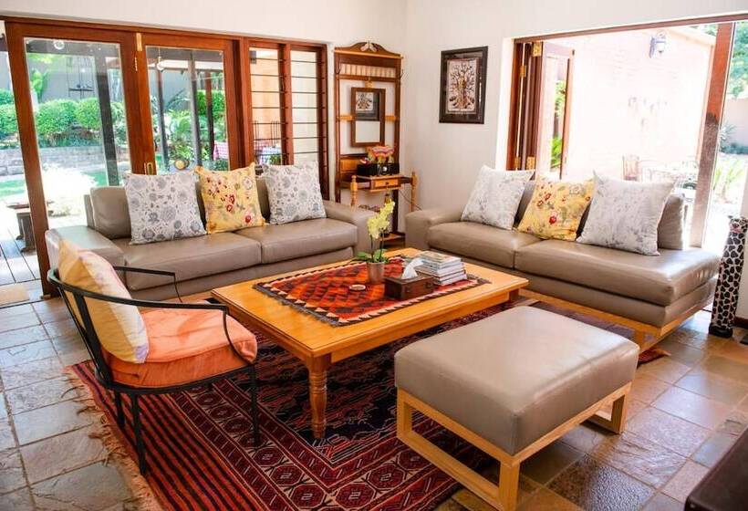 Отель 37 On Charles