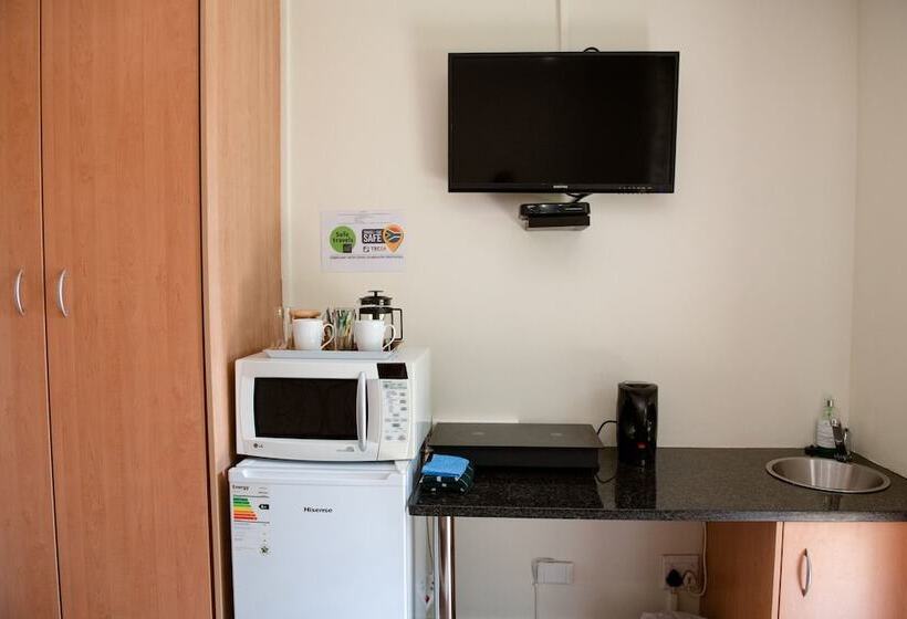 Отель 37 On Charles