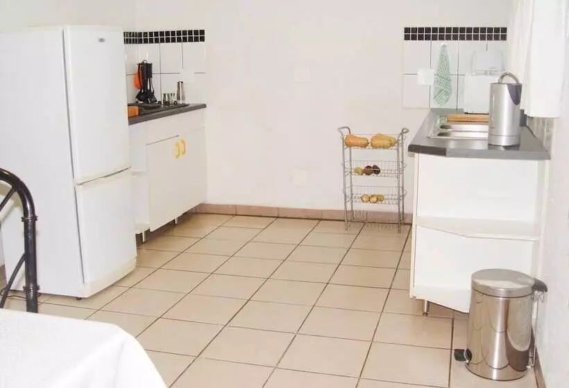 هتل Esther's Lodge