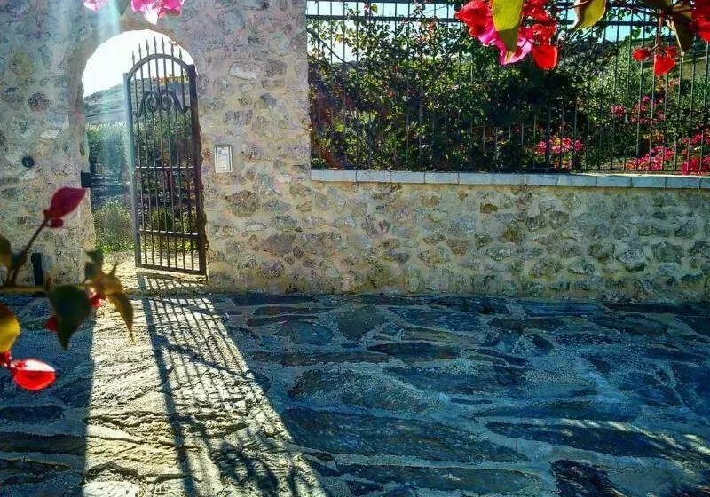 هتل روستایی Borgo Giallonardo Wine Relais