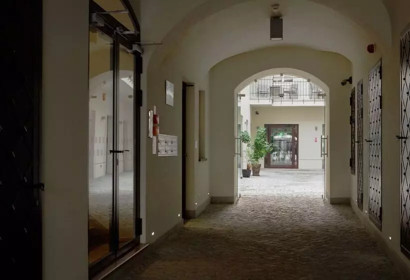 هتل Stradonia Serviced Apartments