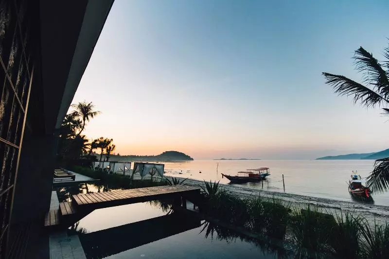 هتل The Beach Samui