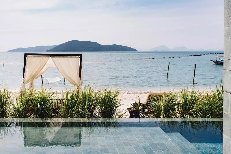هتل The Beach Samui