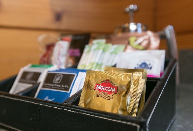 Lockwood Manor Motel